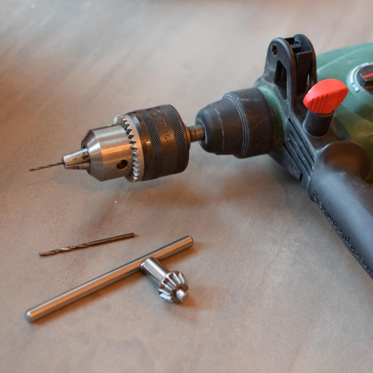 Die Löcher für die M3 Schrauben wurden mit einem M2.5 Bohrer gebohrt, dadurch sitzt alles recht fest. Dabei ganz wichtig: Die Bohrmaschine muss auf Linkslauf gestellt werden (also entgegen der Schneiderichtung). Dadurch wird das Loch eher geschmolzen als gebohrt und der Kunststoff bricht nicht.